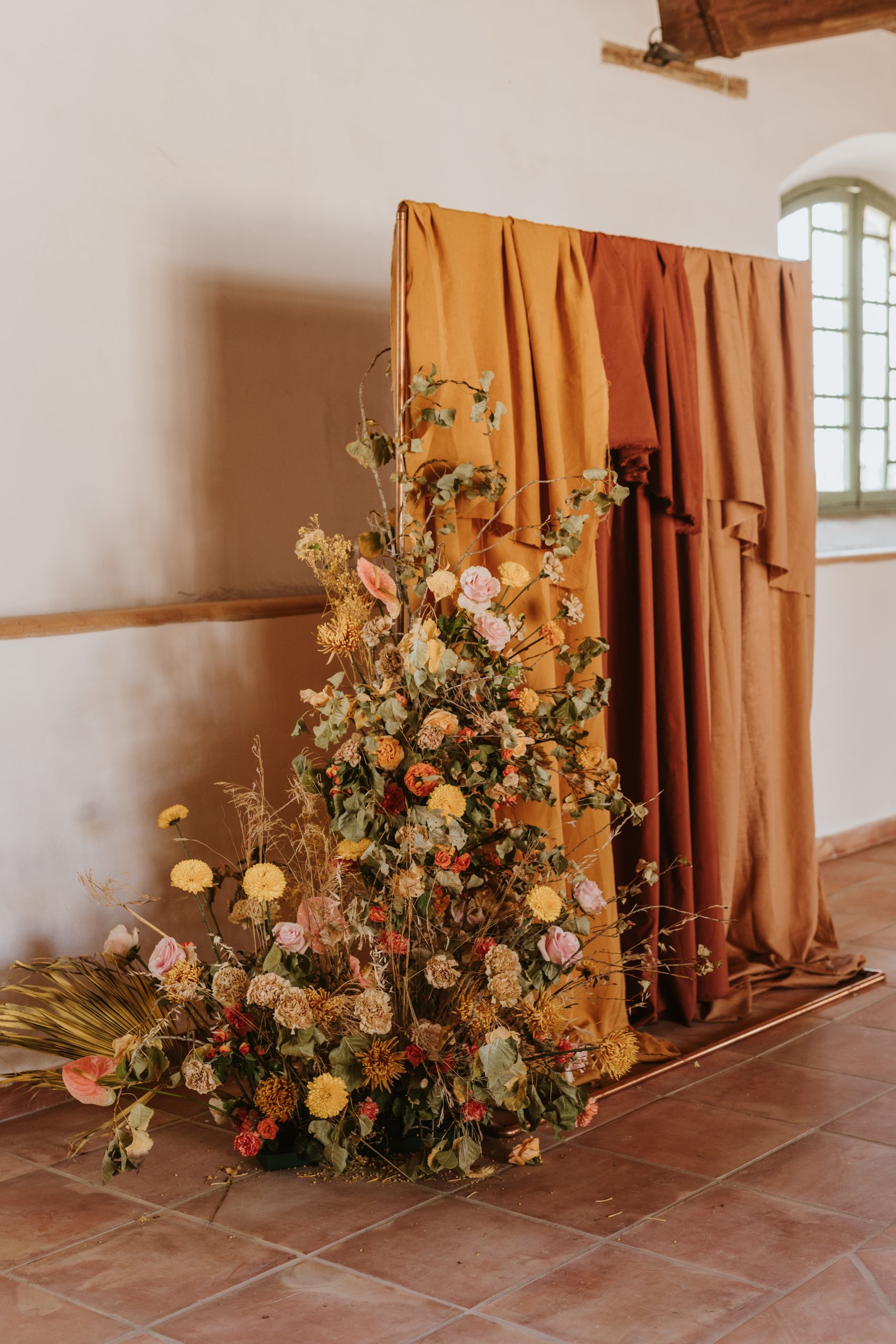 Crear tu editorial de boda - Ceremonia - decoración floral Flores la Boheme